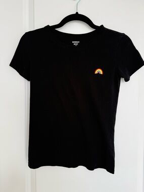 SUNDAY BEST | Black tee with embroidered rainbow - Size XXS